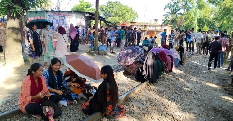 বাকৃবি শিক্ষার্থীদের রেলপথ অবরোধ, ঢাকা-ময়মনসিংহে ট্রেন চলাচল বন্ধ