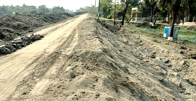 বেড়িবাঁধে মাটির পরিবর্তে বালু, কাজ বন্ধ করে দিলো এলাকাবাসী