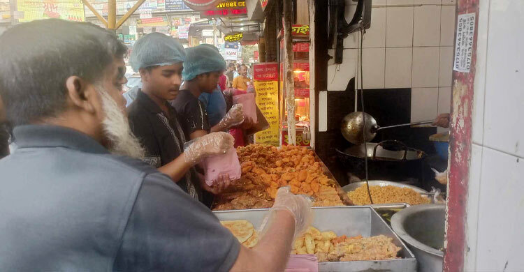 জমেনি ইফতারি বাজার, প্রথম রোজায় লোকসানে বেশির ভাগ ব্যবসায়ী