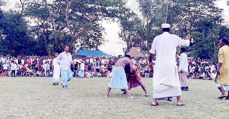 মিরসরাইয়ে বলীখেলা দেখতে হাজারো মানুষের ভিড়