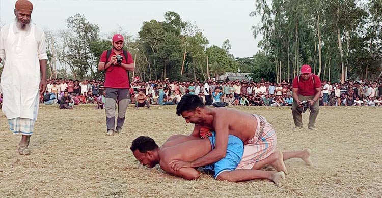 মিরসরাইয়ে বলীখেলা দেখতে হাজারো মানুষের ভিড়