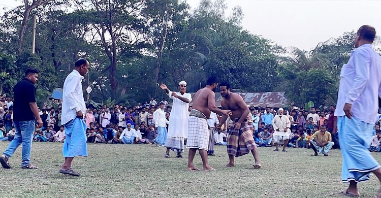 মিরসরাইয়ে বলীখেলা দেখতে হাজারো মানুষের ভিড়