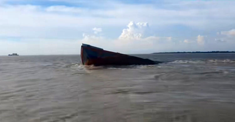 পদ্মায় বালুবাহী বাল্কহেড ডুবি