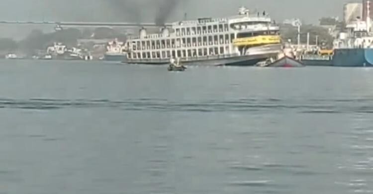 নারায়ণগঞ্জে লঞ্চের ধাক্কায় বাল্কহেড ডুবি