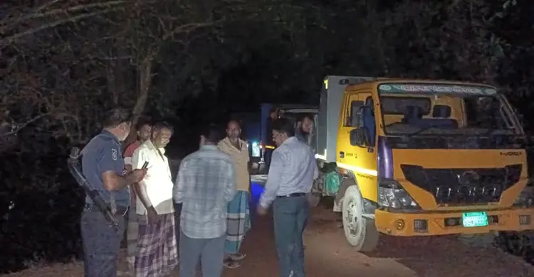 মিরসরাইয়ে অবৈধ বালু উত্তোলন: তিনজনকে জরিমানা, ট্রাক জব্দ