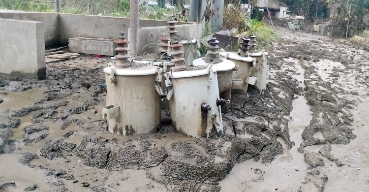 বন্যার ১০ দিন পরও কর্দমাক্ত বিদ্যুতের সাব অফিস