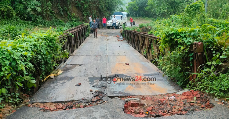 ব্রিজ দেবে রুমা-থানচিতে ভারী যানবাহন চলাচল বন্ধ