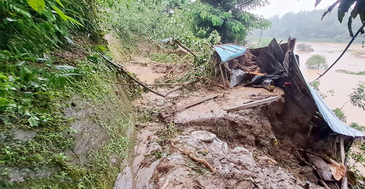 বান্দরবানে পাহাড় ধসে আহত ৬