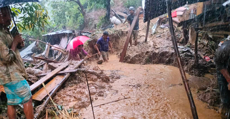 চারদিকে অথৈ পানি, মরদেহ সৎকারের অপেক্ষায় স্বজনরা