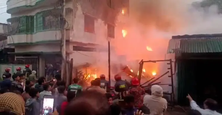 বান্দরবানে অগ্নিকাণ্ডে রেস্তোরাঁসহ ৭টি বসতবাড়ি পুড়ে ছাই