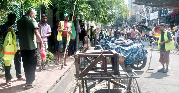 বনানীতে ফুটপাত থেকে ২০০ দোকান উচ্ছেদ, ২ লাখ টাকা জরিমানা