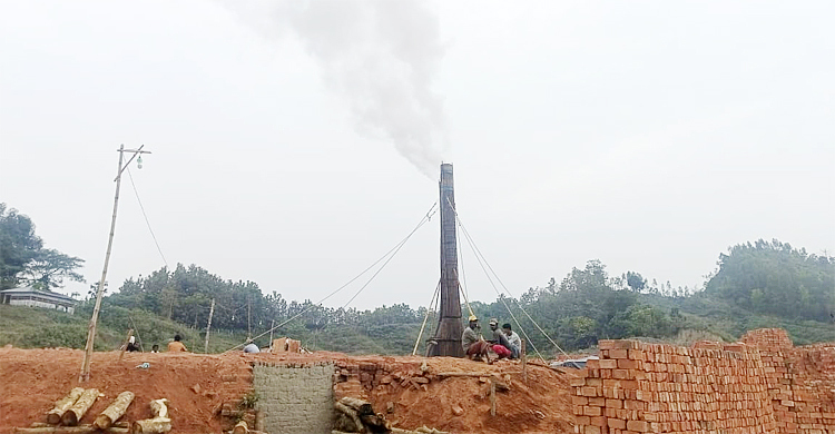 বান্দরবানে অবৈধ ইটভাটা গুঁড়িয়ে দিল পরিবেশ অধিদপ্তর