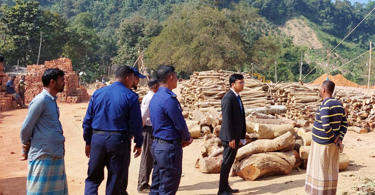 বান্দরবানে ইটভাটায় কাঠ পোড়ানোর দায়ে মালিকের জরিমানা