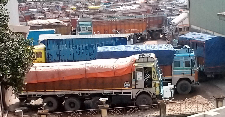 রাজস্ব কর্মকর্তার ফাইল ছুড়ে মারার ঘটনায় বুড়িমারী বন্দরে ধর্মঘট