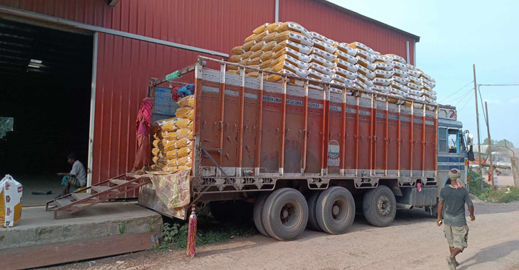 হিলিতে খালাসের অপেক্ষায় হাজার টন জিরা