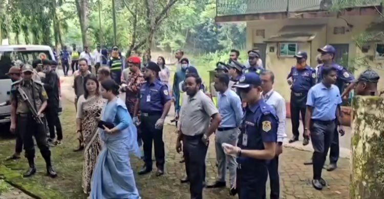 পর্যটন দিবসে ময়লা ছিটিয়ে পরিষ্কার করলো জেলা প্রশাসন