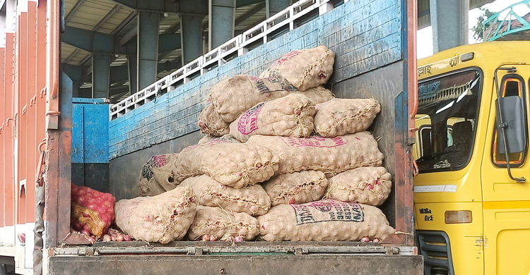 সোনামসজিদে বেড়েছে আমদানি, কমেছে রাজস্ব