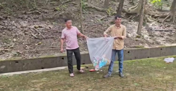 বান্দরবানের মেঘলা পর্যটন কেন্দ্রে পর্যটন দিবস উপলক্ষে পরিষ্কার-পরিচ্ছন্ন অভিযান চালিয়েছে জেলা প্রশাসন। তবে অভিযানের আগে ময়লা ফেলে পরে পরিষ্কার করা হয়েছে, এমন ভিডিও ছড়িয়ে পড়েছে