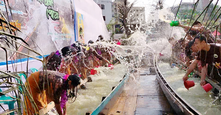 জলকেলিতে মাতোয়ারা মারমা তরুণ-তরুণীরা