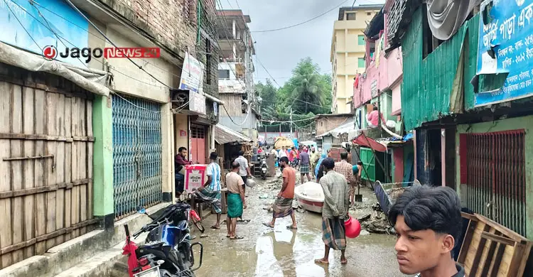 বন্যার পানি নামলেও ময়লা-আবর্জনার দুর্গন্ধে অতিষ্ঠ নগরবাসী
