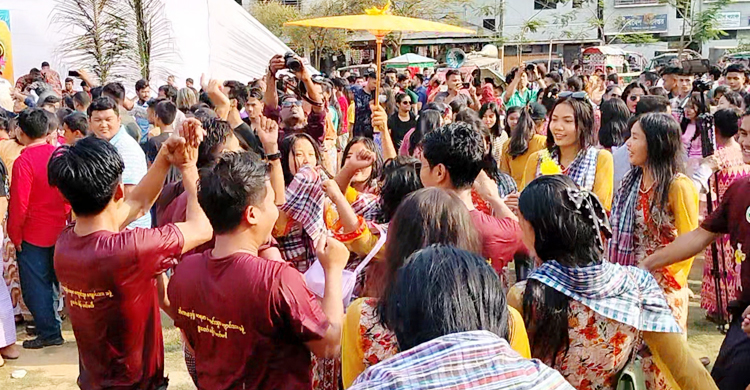 জলকেলিতে মাতোয়ারা মারমা তরুণ-তরুণীরা