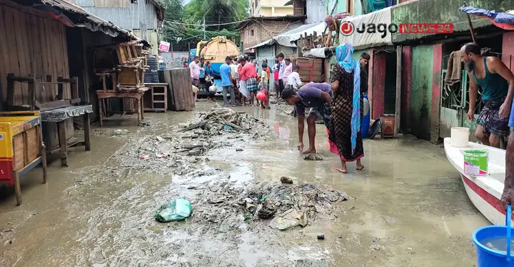 বন্যার পানি নামলেও ময়লা-আবর্জনার দুর্গন্ধে অতিষ্ঠ নগরবাসী