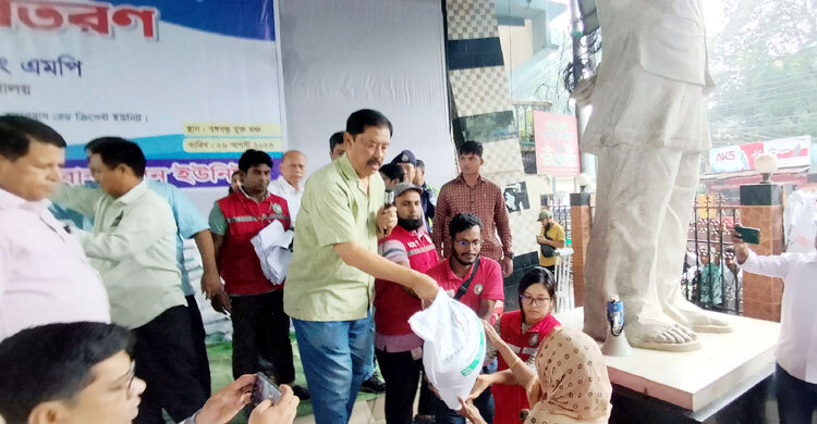 বান্দরবানে বন্যার্ত ১ হাজার পরিবারকে রেড ক্রিসেন্টের খাদ্য সহায়তা