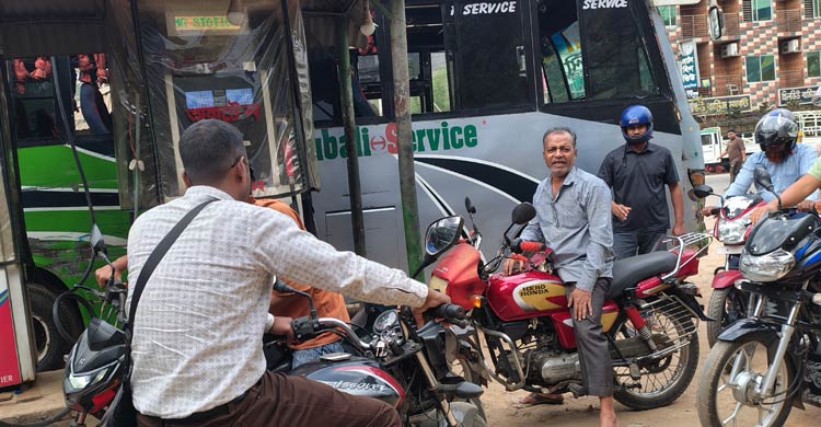 বিভিন্ন জেলায় তেল সংকট, পাম্পে উপচে পড়া ভিড়
