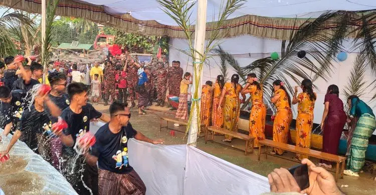 জলকেলিতে মেতে উঠেছেন পাহাড়ি তরুণ-তরুণীরা