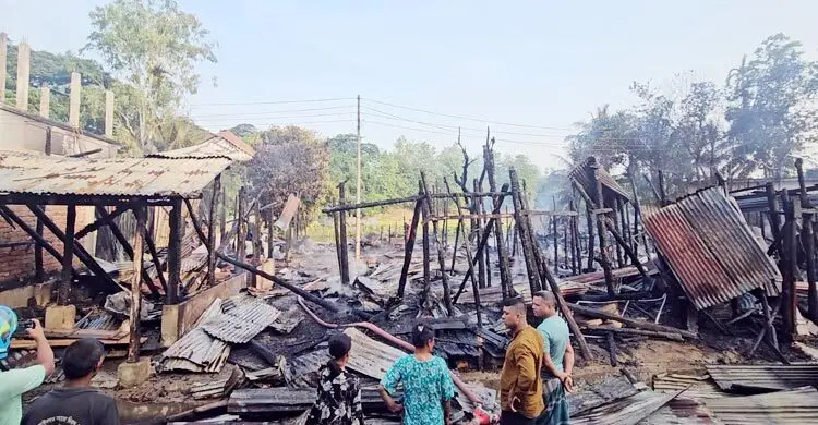 বান্দরবানে মধ্যরাতে বাজারে আগুন, ৫০ দোকান-বসতঘর পুড়ে ছাই
