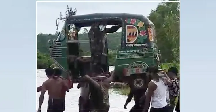 কাঁধে করে সিএনজি পারাপার, গর্ভবতী নারী থাকার বিষয়ে যা জানা গেলো