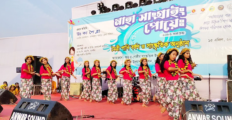 জলকেলিতে মাতোয়ারা মারমা তরুণ-তরুণীরা