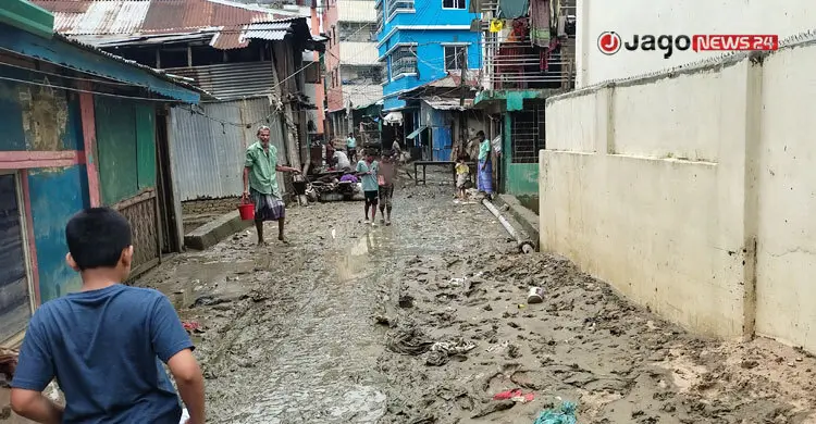 বন্যার পানি নামলেও ময়লা-আবর্জনার দুর্গন্ধে অতিষ্ঠ নগরবাসী
