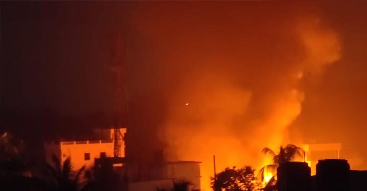 বান্দরবানে অগ্নিকাণ্ডে রেস্তোরাঁসহ সাত বাড়ি পুড়ে ছাই