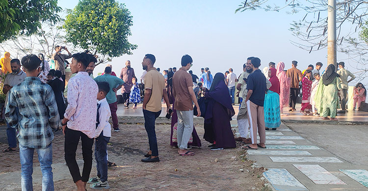 পর্যটকে মুখর বান্দরবান