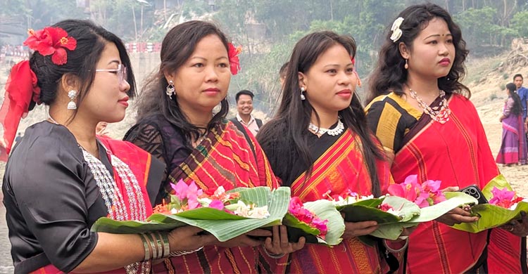 পাহাড়ে লেগেছে বৈসাবীর রঙ