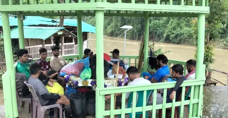 নাফাখুমে আটকা পড়া ৭০ পর্যটক নিরাপদে ফিরেছেন, পথে আরও ১৮ জন