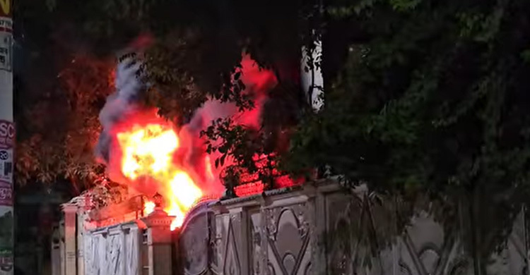 বান্দরবানে সাবেক মন্ত্রি বীর বাহাদুরের বাসভবনে আগুন