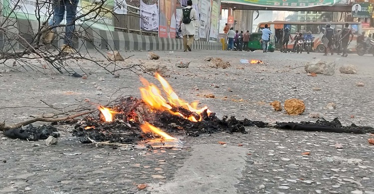 বাংলামোটরেও পুলিশের সঙ্গে ইনকিলাব মঞ্চের কর্মীদের ধাওয়া-পাল্টা ধাওয়া