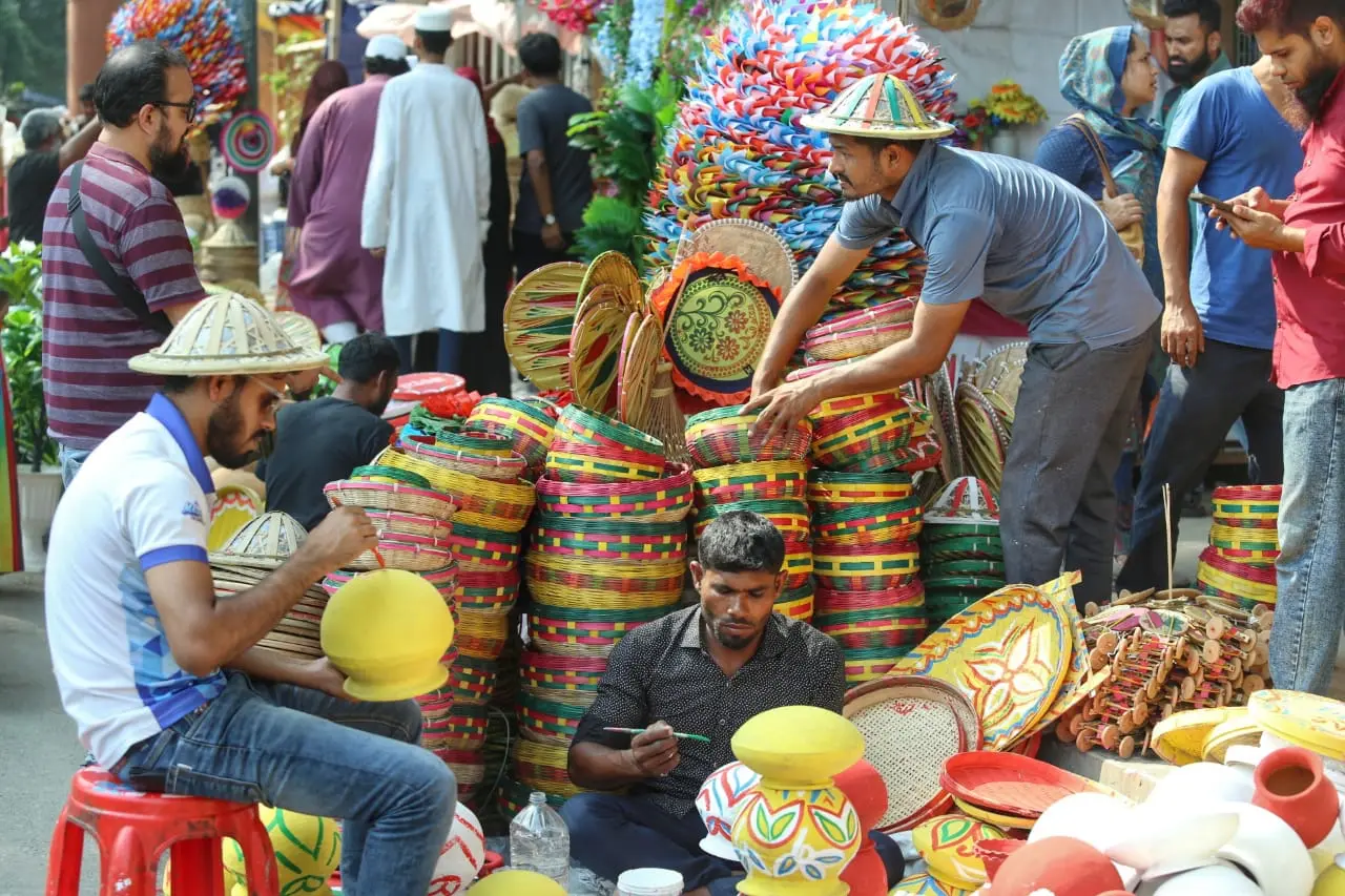 নববর্ষের রঙে মুখর দোয়েল চত্বর