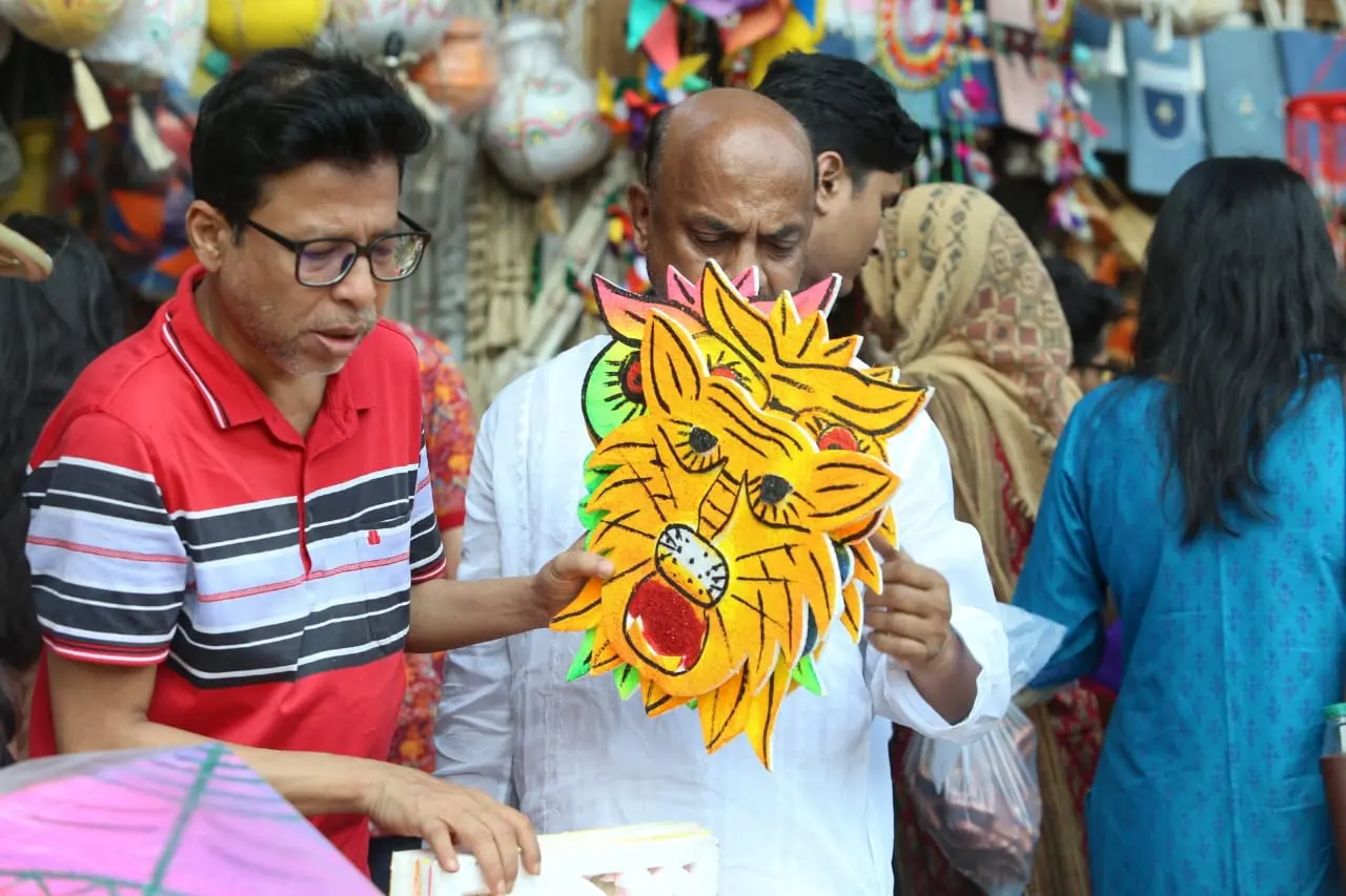 নববর্ষের রঙে মুখর দোয়েল চত্বর