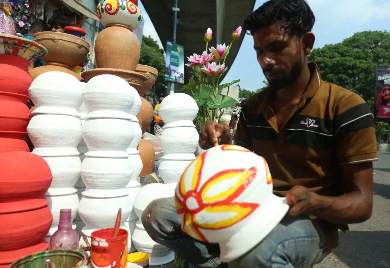 নববর্ষের রঙে মুখর দোয়েল চত্বর