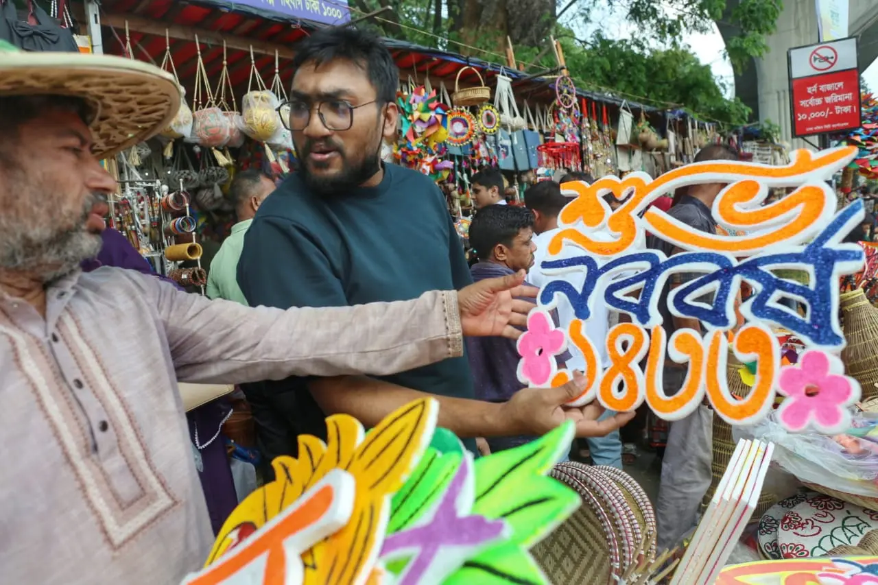 নববর্ষের রঙে মুখর দোয়েল চত্বর