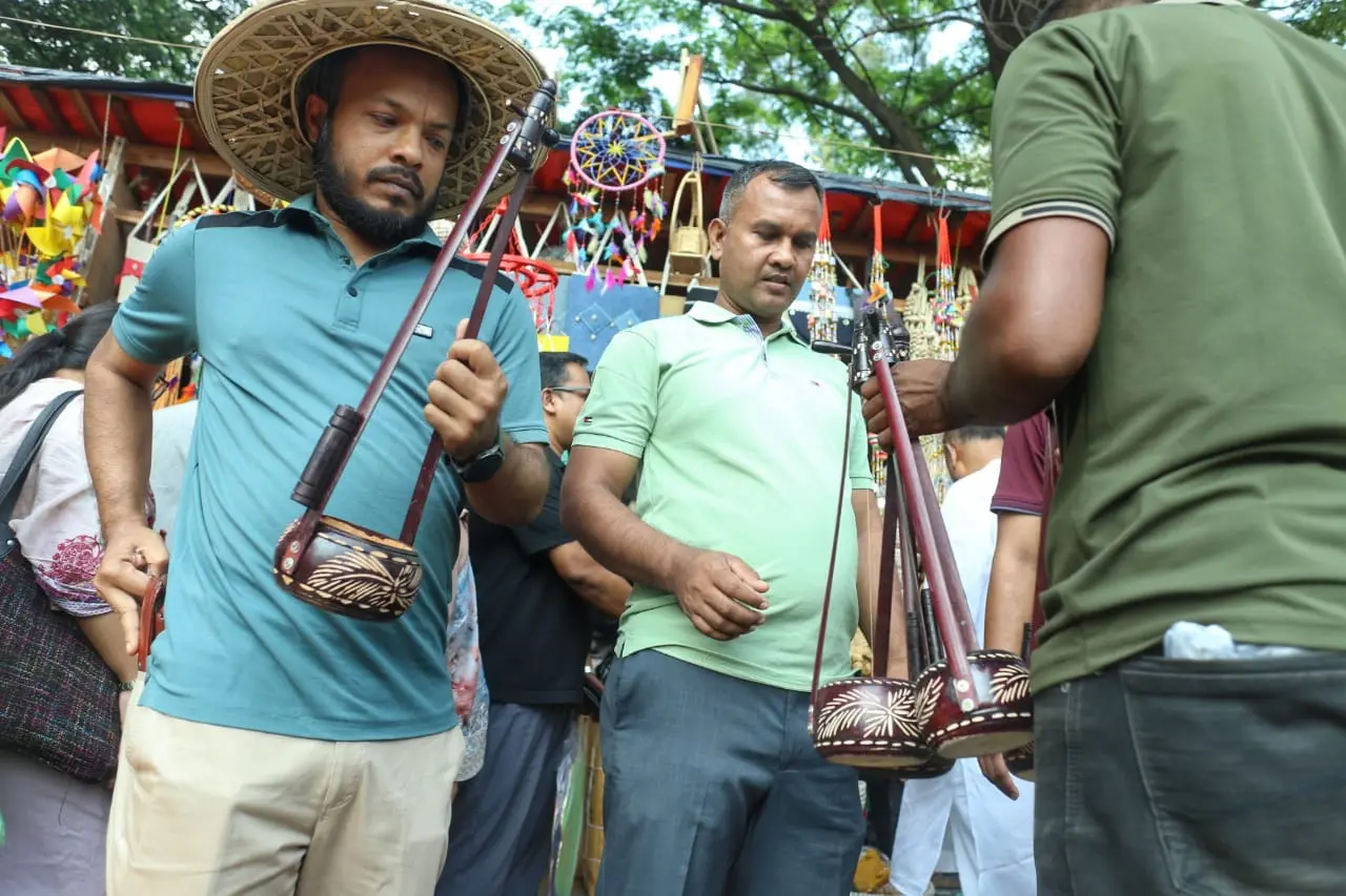 নববর্ষের রঙে মুখর দোয়েল চত্বর