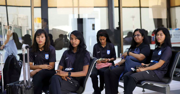 জর্ডানের উদ্দেশে দেশ ছাড়লো নারী ফুটবল দল