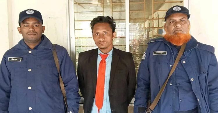 আগাম টিকিট কেটে যাত্রীদের কাছে চড়া দামে বিক্রি, রেলকর্মী আটক