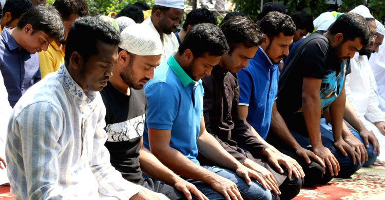 টি-শার্ট পরে নামাজ আদায়ের বিধান