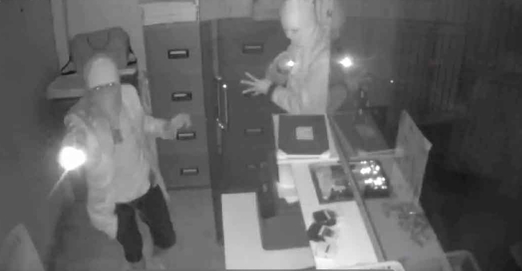 কয়েক মিনিটে ব্যাংকের ভোল্ট ভেঙে চুরি হয় ১০ লাখ টাকা