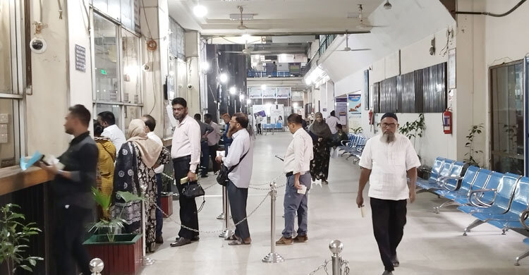 লকডাউনের প্রভাব নেই অফিসপাড়ায়, ব্যাংকে স্বাভাবিক লেনদেন