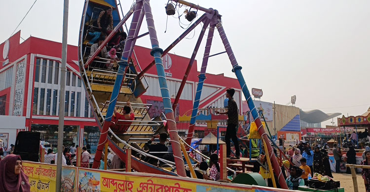 বাণিজ্যমেলায় মিনিপার্কে মেতেছেন শিশু-দর্শনার্থীরা